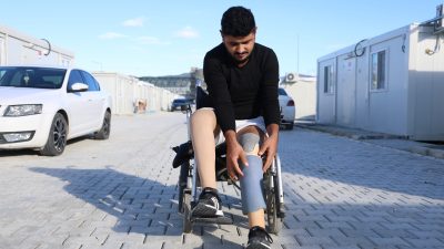 Hatay’da yaşayan 20 yaşındaki Emre Yüksek, enkaz altında 2 gün