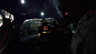Hatay’ın Samandağ İlçesi’nde meydana gelen çadır yangını, itfaiye ekiplerinin müdahalesiyle