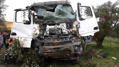 Hatay'da 2 hafriyat kamyonunun kafa kafaya çarpışması sonucu meydana gelen