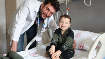 Çocuk Sağlığı ve Hastalıkları Uzmanı Dr. Emre Karadeniz, hastaların tedavisine
