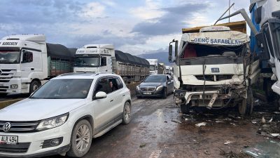 Hatay'ın İskenderun ilçesinde meydana gelen trafik kazasında, kontrolden çıkan bir