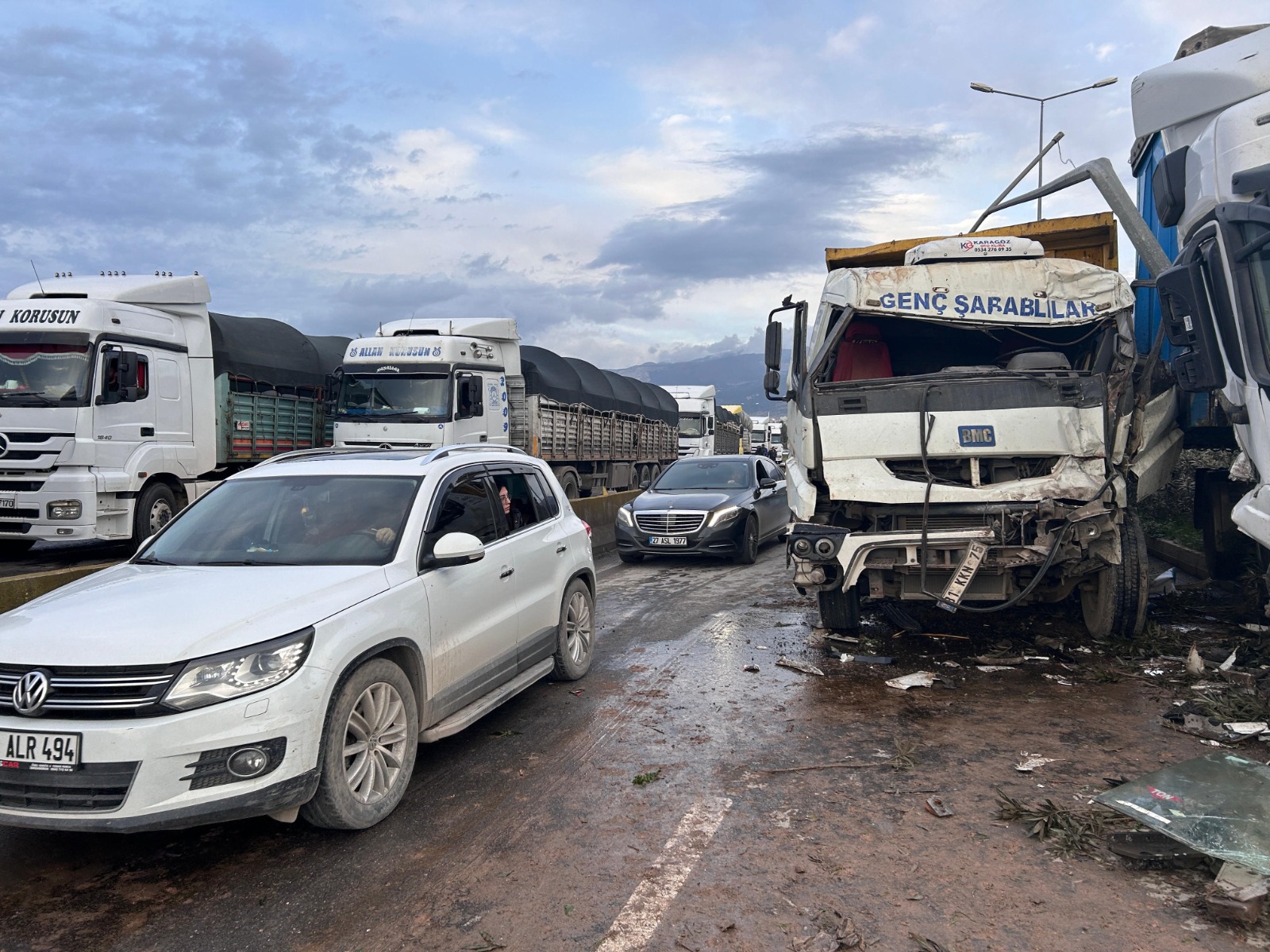 İskenderun’da Tır-Kamyon Çarpışması: 3 Yaralı