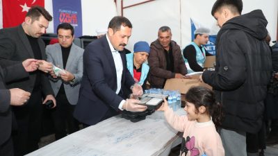 Hatay Valisi Mustafa Masatlı, katıldığı bir iftar yemeğinde vatandaşlara kendi