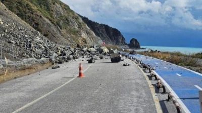 Samandağ-Çevlik ile Arsuz-Kale arasındaki sahil yolu son yağışların yol açtığı