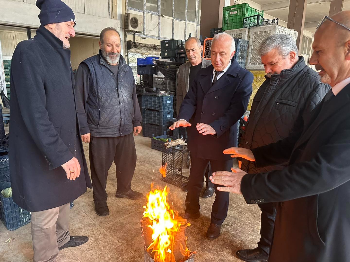 Başkan Adayı teneke ateşiyle ısındı