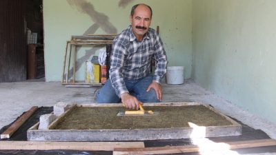 Hatay’ın Samandağ ilçesinde Defne ağaçlarının meyvesinin tokmakla dövülmesiyle üretilen defne