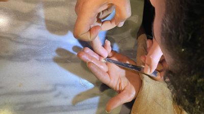 Hatay’ın Antakya ilçesinde, bir vatandaşın parmağına sıkışan yüzük kriz anında