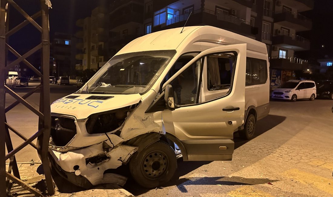 Hatay’ın İskenderun ilçesinde otomobille minibüsün çarpışması