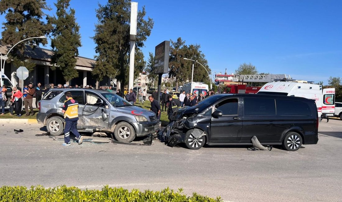 Antalya’nın Serik ilçesinde minibüs