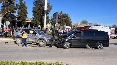 Antalya’nın Serik ilçesinde minibüs ile cipin çarpışması sonucu 12 kişi