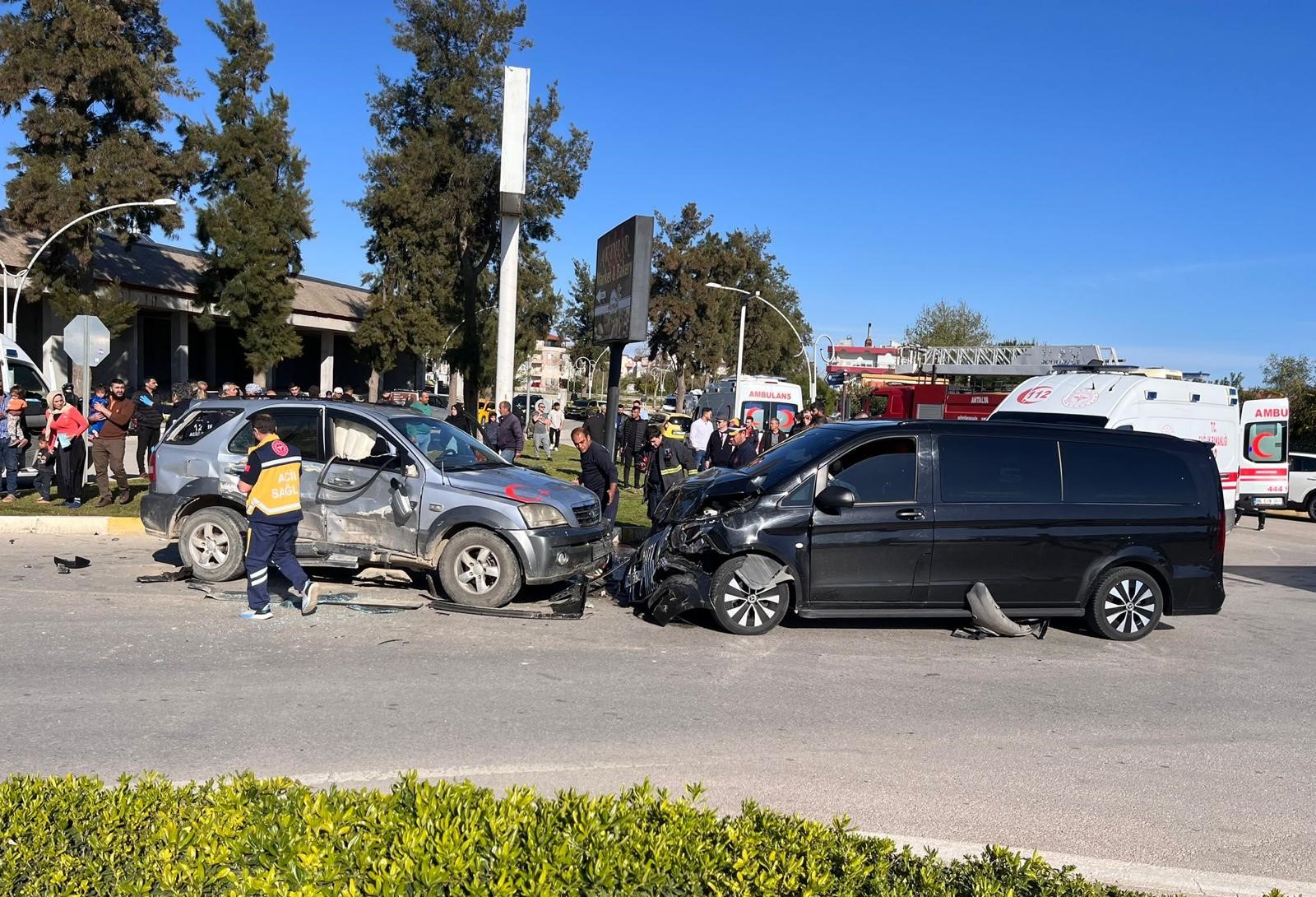 Antalya’da minibüsle cipin çarpıştığı kazada 12 kişi yaralandı