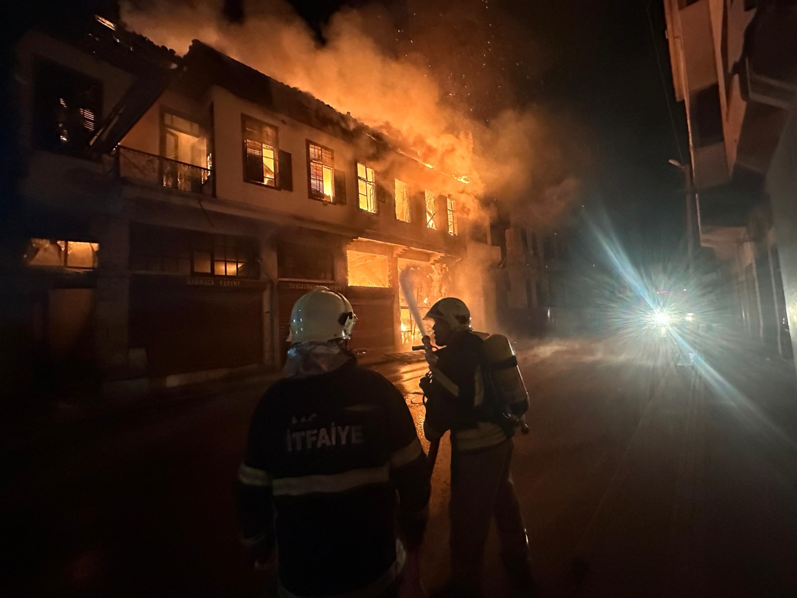 Deprem Sonrası Hasar Alan Binada Yangın Çıktı