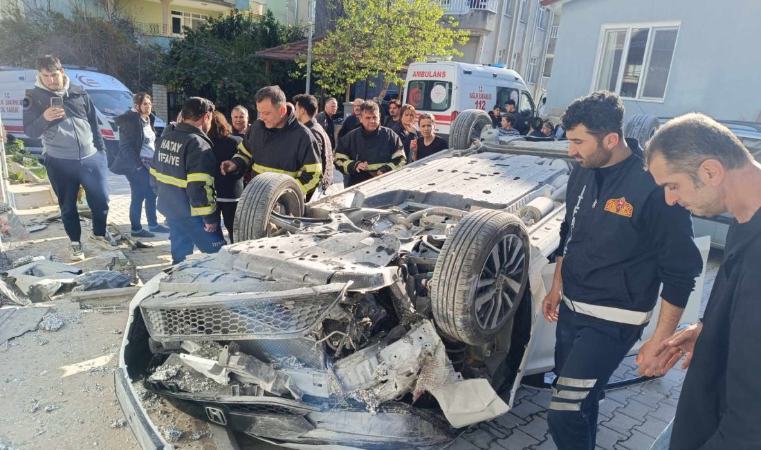 Hatay’ın Samandağ ilçesinde, bir binanın duvarına çarpması sonucu devrilen otomobildeki