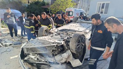 Hatay’ın Samandağ ilçesinde, bir binanın duvarına çarpması sonucu devrilen otomobildeki
