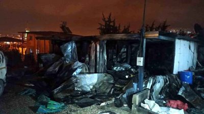 Hatay'ın İskenderun ilçesinde meydana gelen yangında depremzede vatandaşlara ait konteyner