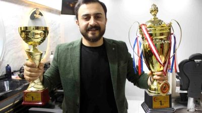 Depremin vurduğu Hatay'ın Reyhanlı ilçesinde yaşayan kuaför Mehmet Kemal Kanat,