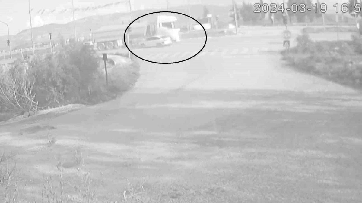 Hatay’ın Hassa ilçesinde tır ile otomobilin çarpışması sonucu meydana gelen