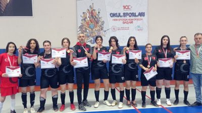 Defne-İpekyolu ÇPAL kız Futsal takımı, Karaman'da grup birincisi oldu.
