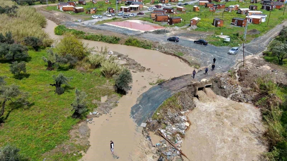 Taşan dere motoru aldı götürdü