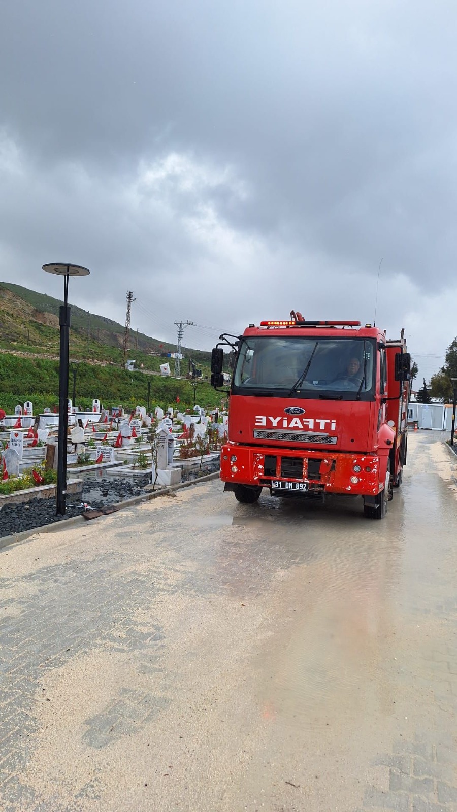 Narlıca deprem şehitleri mezarlığı sular altında kaldı