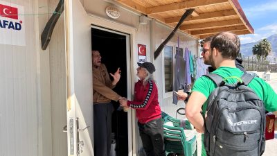 Depremin yaralarını sarmak için Sakarya’dan Hatay’a gelen hayırsever Cemil Kurtuldu,