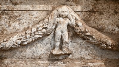 Hatay’ın Defne ilçesinde, bir kişinin evinin bahçesinde bulunan lahit, incelenmek