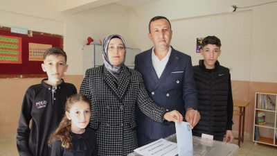 Cumhuriyet Halk Partisi Altınözü adayı Erol Mengüç, sandık başına eşi