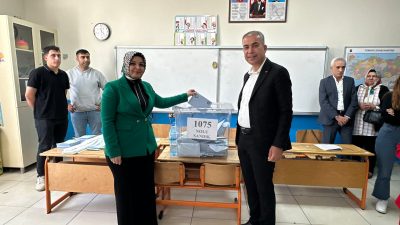 Ak Parti Kırıkhan Belediye Başkan Adayı Ömer Erdal Çelik, eşiyle