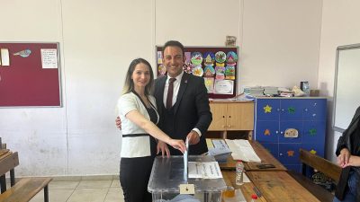 Hatay’ın Defne ilçesinde boy gösteren parti adayları oyunu kullanmaya devam