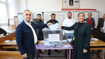 AKP Altınözü Belediye Başkan Adayı Rıfat Sarı oyunu kullandı. Altınözü