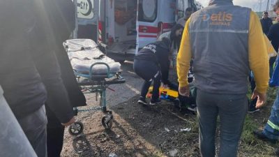 Hatay'ın Dörtyol ilçesinde tır ile motosikletin çarpışması sonucu 1'i ağır,