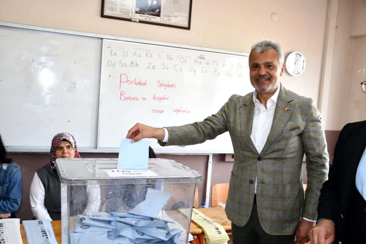 Cumhur İttifakı HBB adayı Mehmet Öntürk, oyunu kullandı