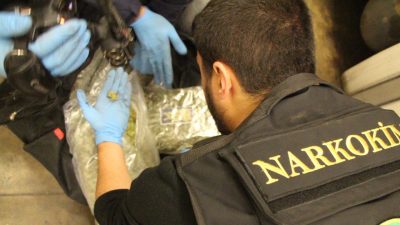 Ticaret Bakanlığı Gümrük Muhafaza ekipleri, Kapıkule Gümrük Kapısı’nda bir araca