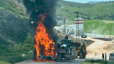 Hatay’ın Antakya ilçesine bağlı Kuruyer Mahallesi mevkiinde, iş makinesi taşıyan