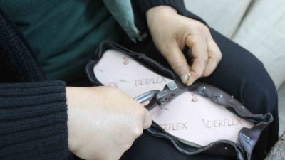 Hatay'ın Kumlu ilçesinde depremzede kadınlar, ayakkabıcılık kursunda hem meslek öğreniyorlar