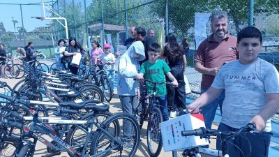 Hatay’ın Defne ilçesinde depremzede gençlere bisiklet dağıtıldı. Dayanışma Gönüllüleri’nden Serbay