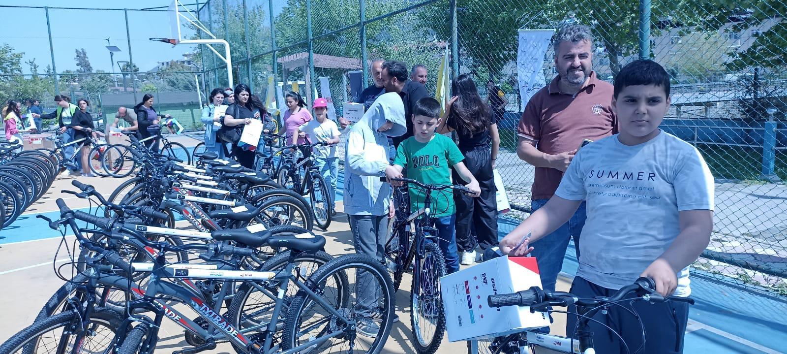 Depremzede öğrencilere bayram öncesi bisiklet