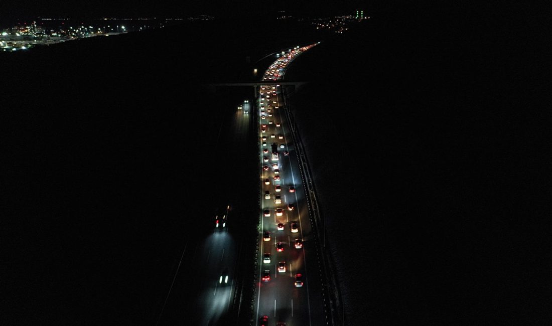 Tatil dönüşü otobanlar doldu Ramazan Bayramı tatilinin son günlerinde, tatilcilerin dönüş yolculukları başladı ve