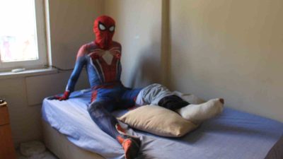 Hatay’ın İskenderun ilçesinde örümcek adam kostümüyle camiye giden 28 yaşındaki