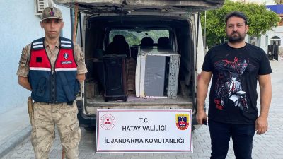 Hatay'ın Arsuz ilçesinde şehir dışına seyahate çıkan ailenin yaşadığı evin