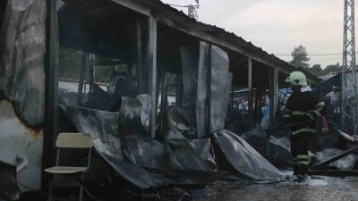 &nbsp; Hatay’ın Antakya ilçesinde konteyner kentte çıkan yangında 4 konteyner