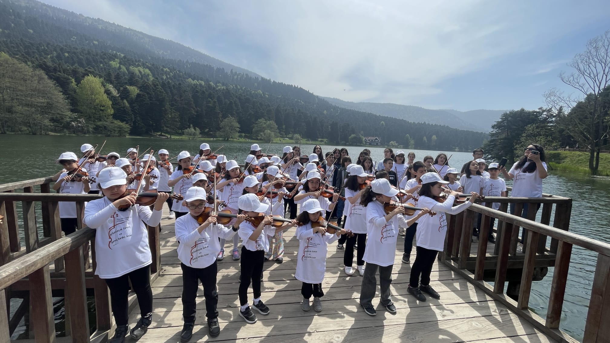 Hataylı depremzede öğrenciler, Bolu’da konser verdi