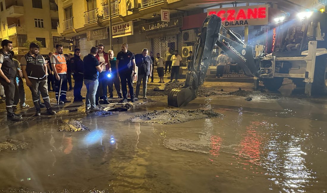 Hatay’ın İskenderun ilçesinde kanalizasyon hattı yenileme çalışması sırasında su borusu