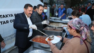 Hatay Valisi Mustafa Masatlı, Ramazan’ın 18. gününde Defne İlçesi’nde vatandaşlarla