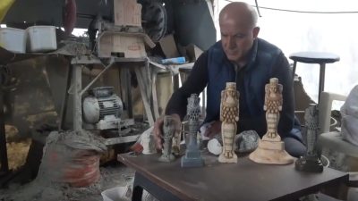 Hatay'ın Defne ilçesinde yaşayan Ali Özalp, babasından öğrendiği serpantin taşı