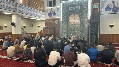 Hatay’ın İskenderun ilçesinde Kadir Gecesi münasebetiyle Nihal Atakaş Camisi’nde program