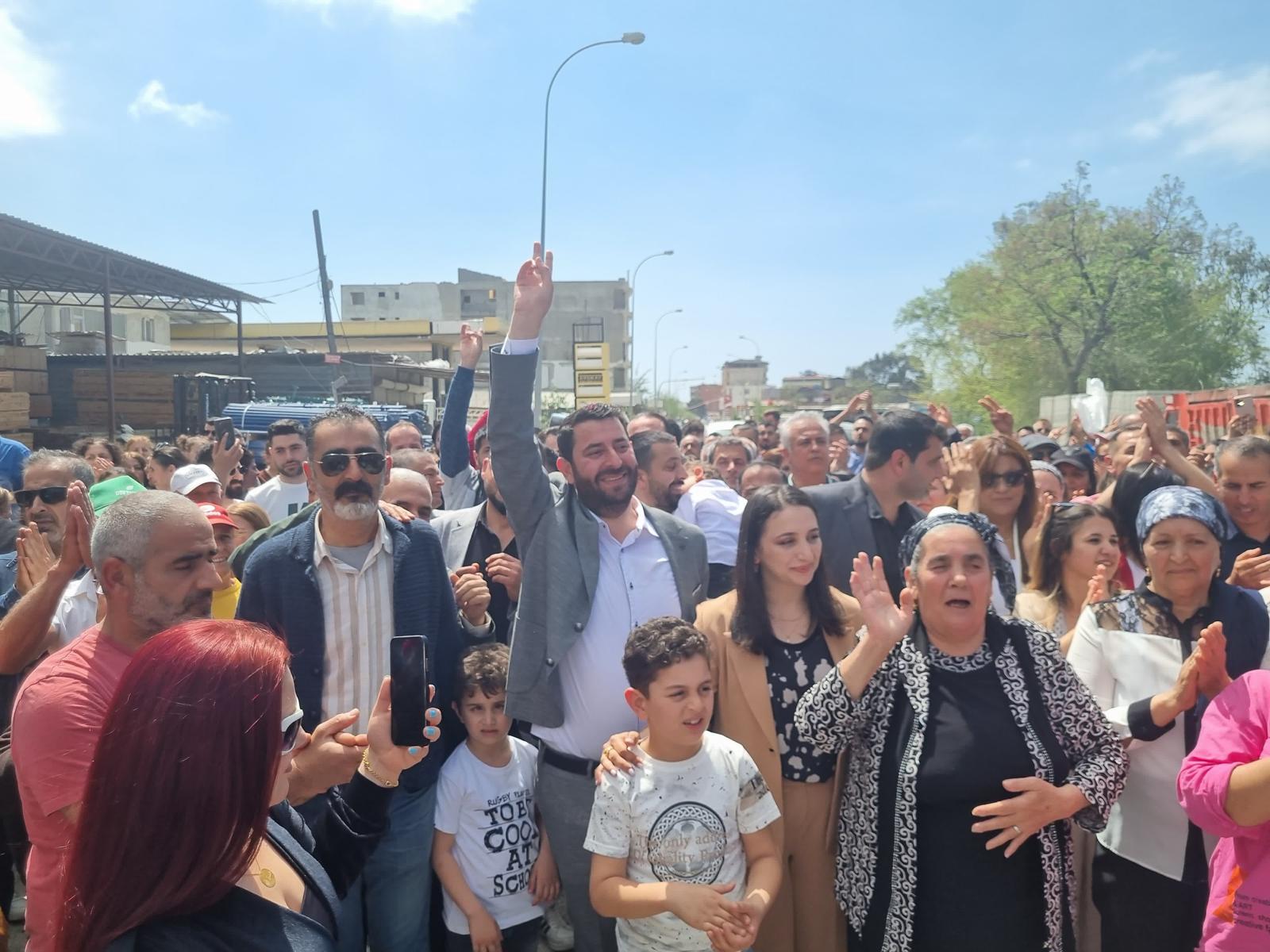 Belediyeyi halk yürüyüşü ile devraldı