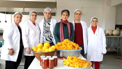 Hatay’ın bereketli topraklarında yetişen ve bolluğu nedeniyle dalda kalan narenciye
