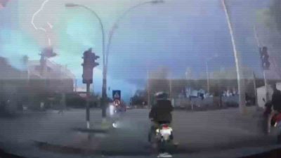 Hatay’ın Dörtyol ilçesinde yıldırımın düşmesiyle birlikte elektrik direğinde yaşanan patlama