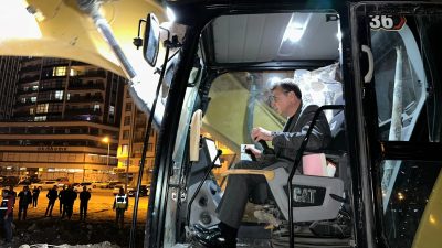 İskenderun belediyesinde gece mesaili dönemi başlatan Başkanı Mehmet Dönmez, çalışmalara